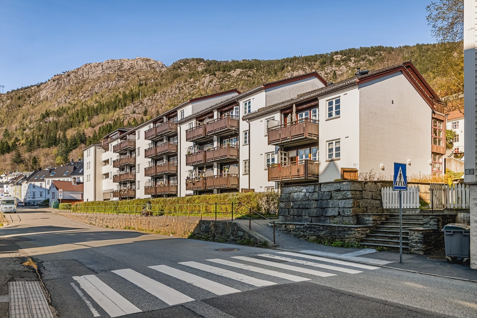 Leiligheten er i 3. etasje, godt over bakkenivå. Heis fra garasjekjeller. Populært borettslag, aldersbegrenset for eiere som er 50+. Galleribilde