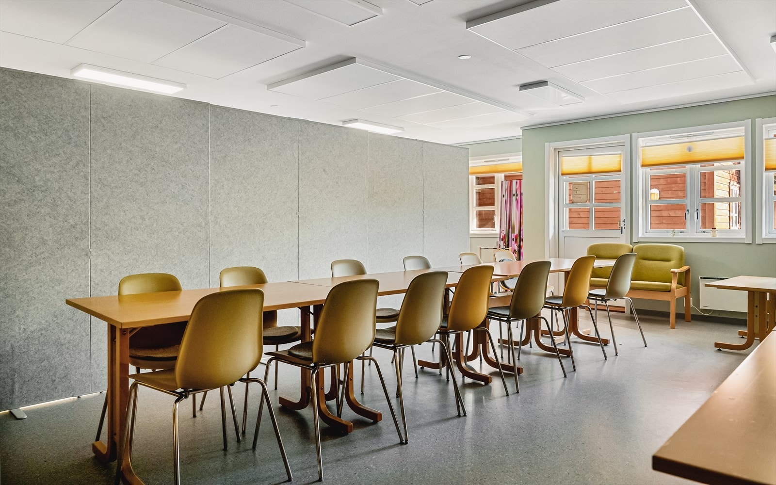 Selskapsrom som kan leies (plass til ca. 30 personer). Det kan også leies en gjesteleilighet (plass til 4 personer) ved besøk. Galleribilde