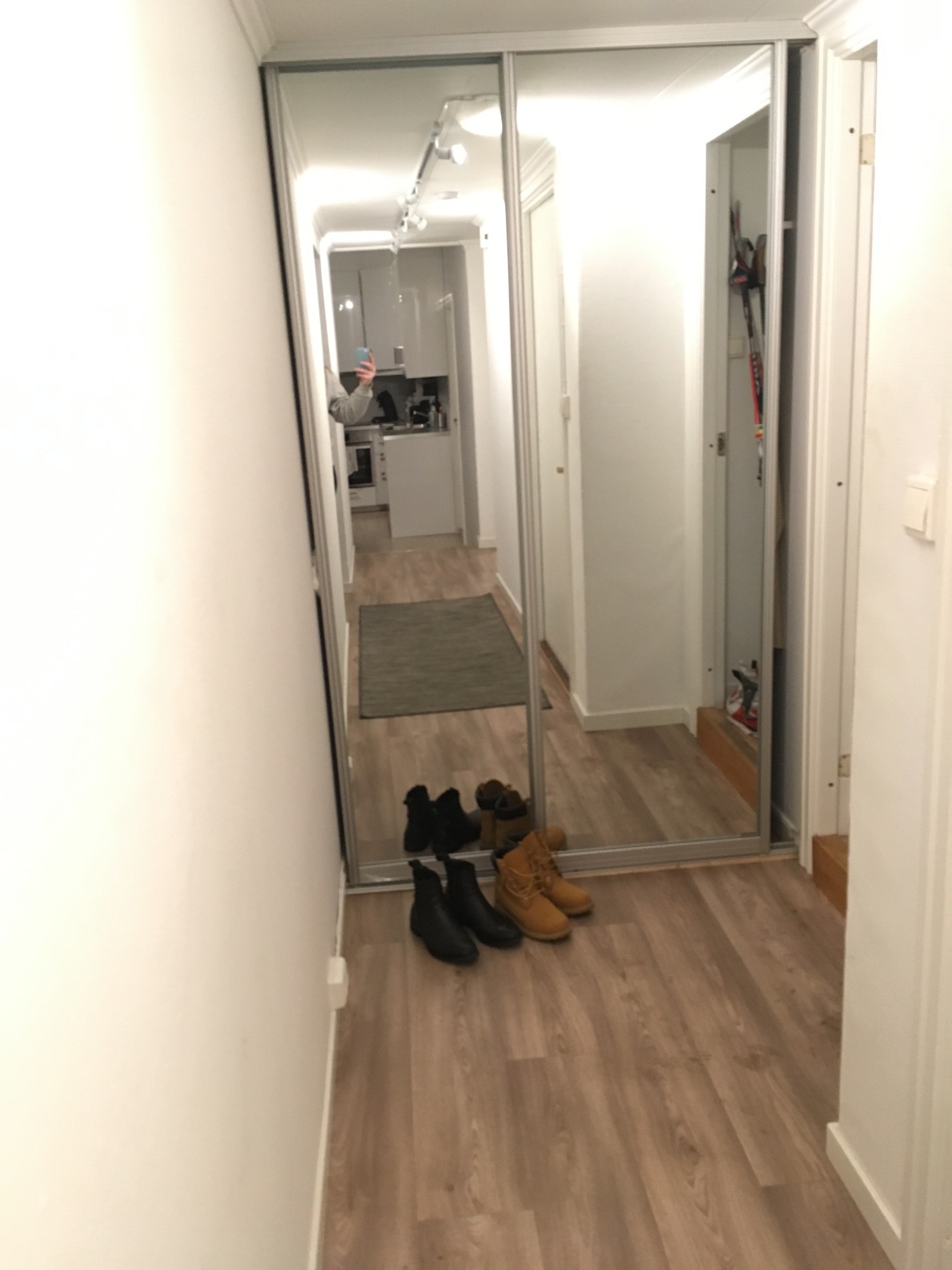 Romslig speilskap for oppbevaring Galleribilde