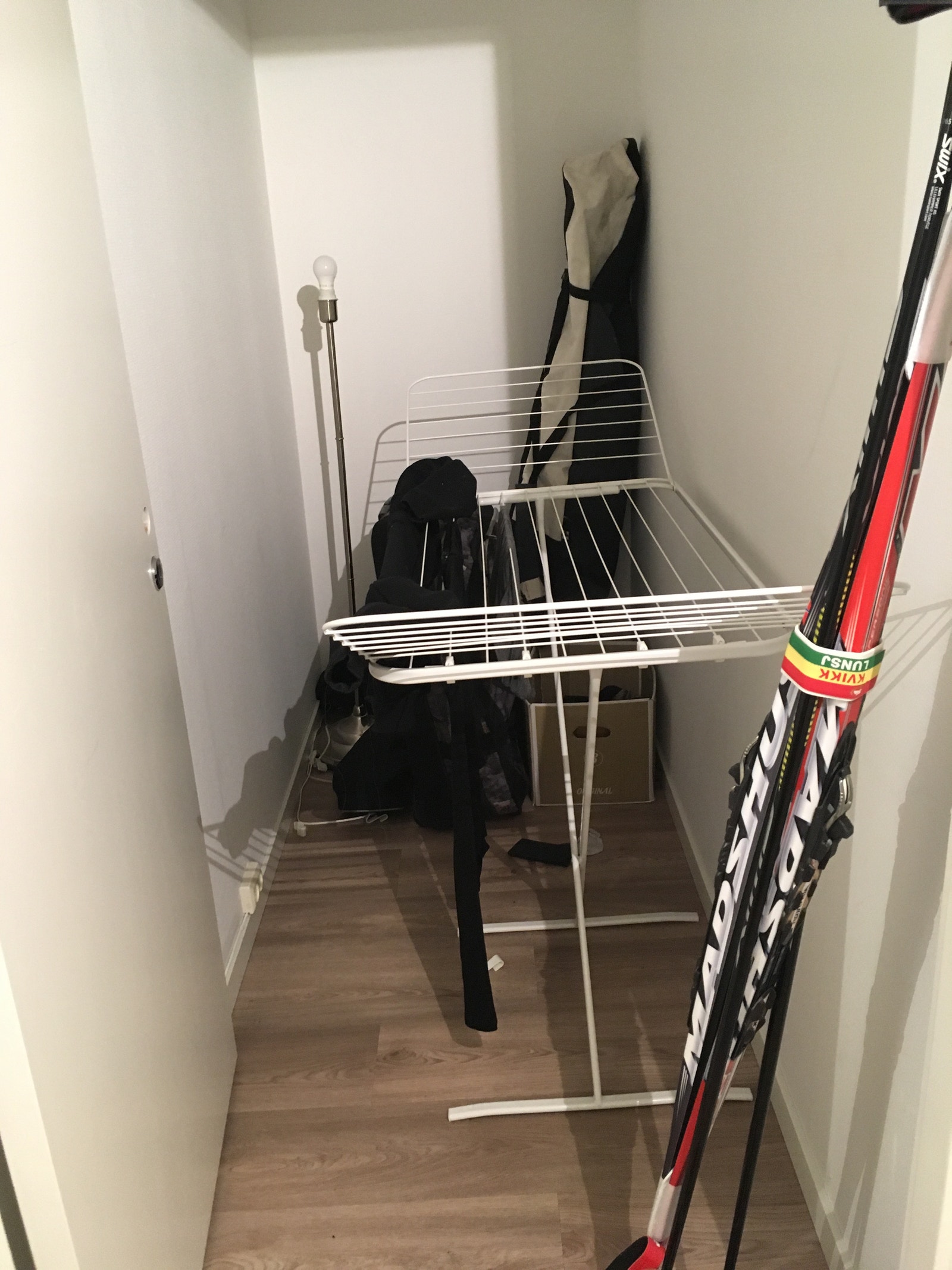 Innvendig bod med god lagringsplass Galleribilde