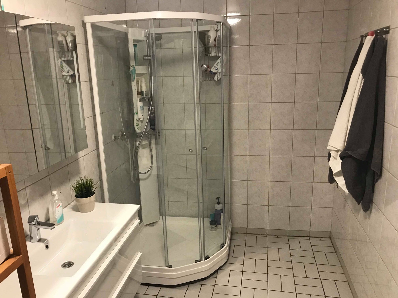 Romslig bad med dusj Galleribilde