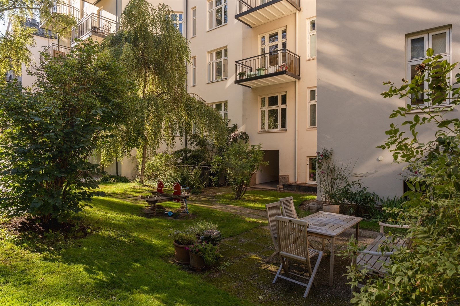 Det er plassert utemøbler på sommerhalvåret som kan benyttes av beboerne Galleribilde