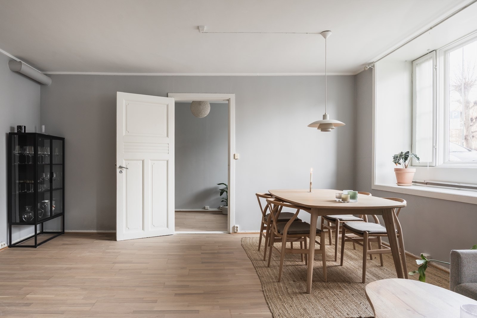 Leiligheten er gjennomgående med store vindusflater og generøs takhøyde som skaper en lys, god og luftig atmosfære Galleribilde