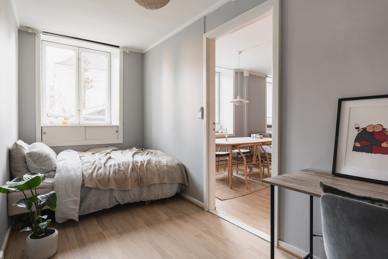 Leiligheten har to romslige soverom. Hvorav begge av god størrelse med plass til stor seng, skrivebordspult og garderobeskap Galleribilde