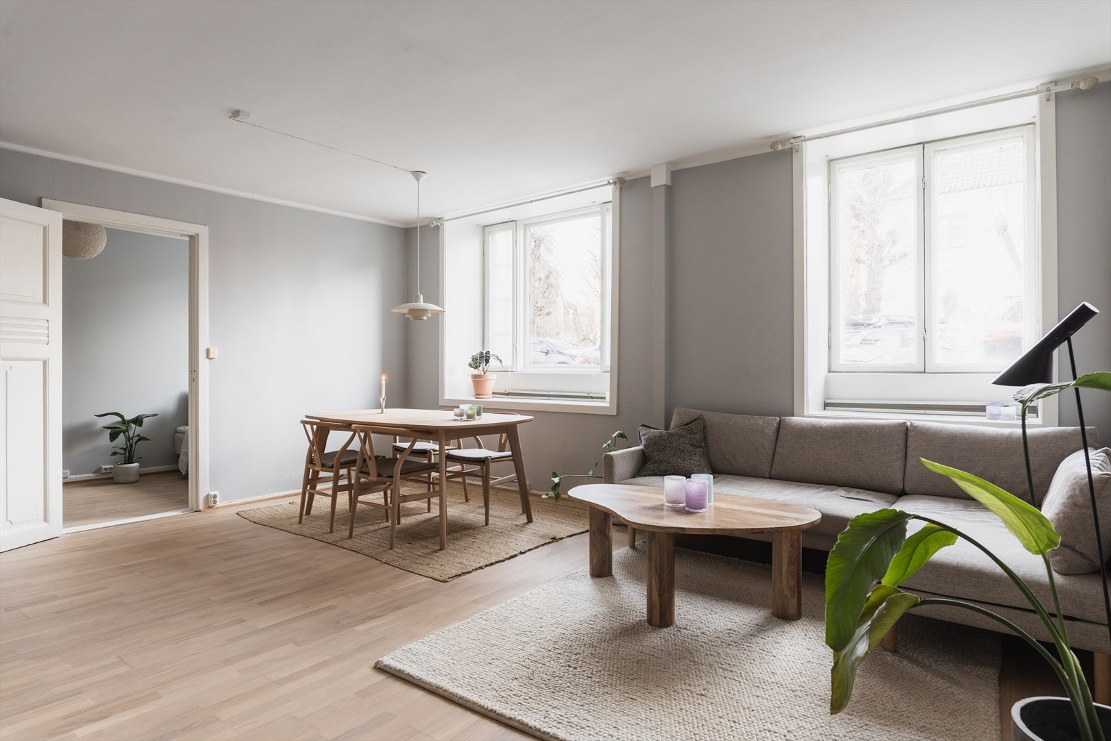 Lys og romslig stue med god plass Galleribilde