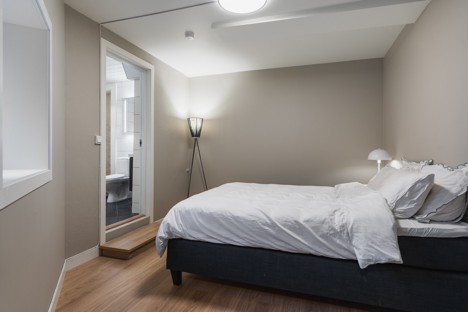 Romslig hovedsoverom med walkin garderobe Galleribilde