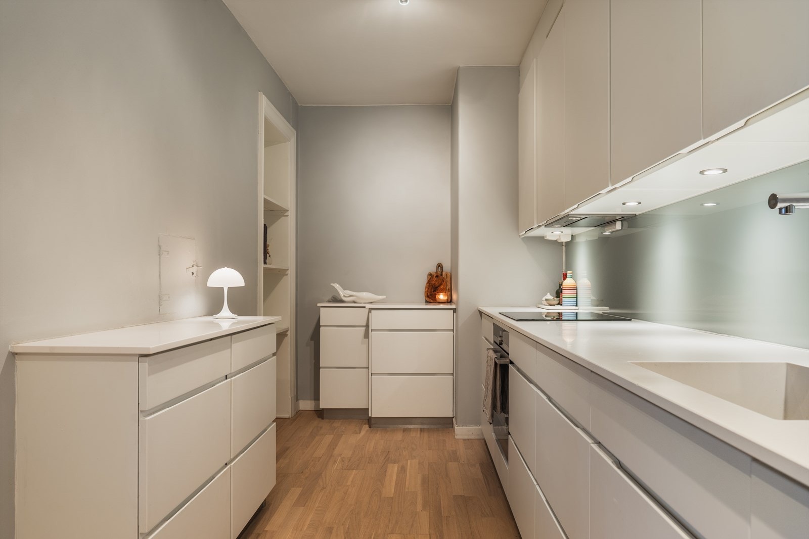 God skap- og benkeplass på kjøkkenet Galleribilde