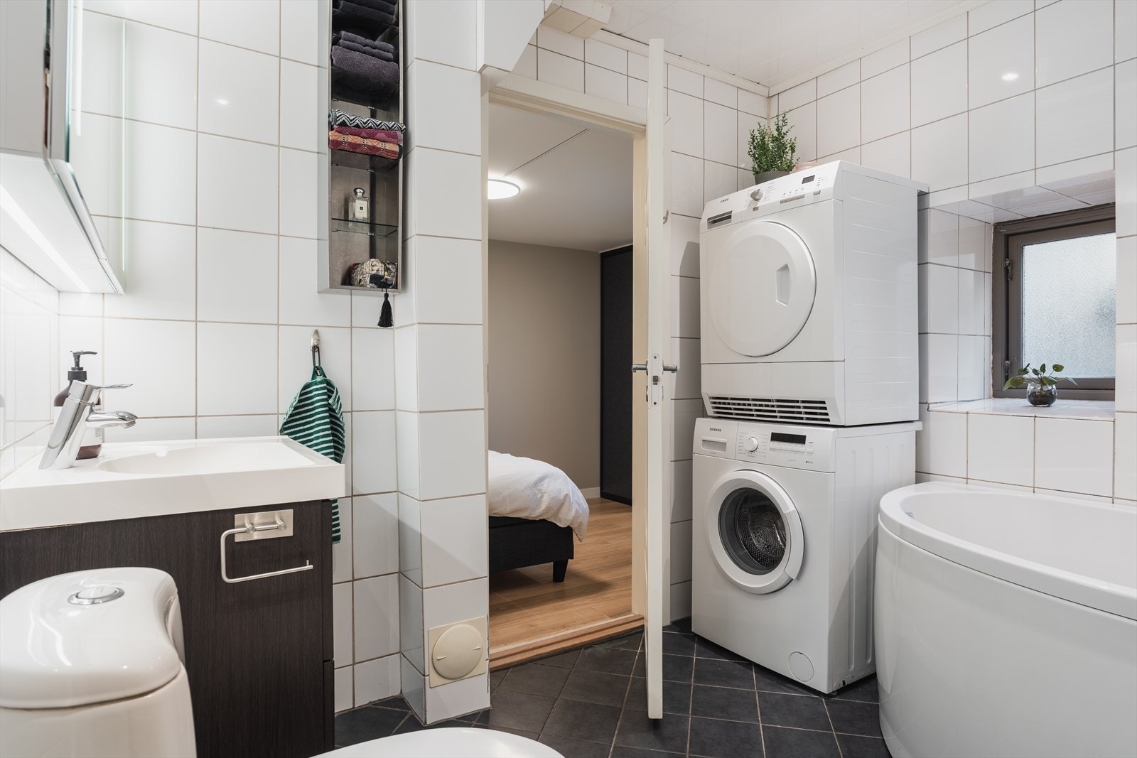 Praktisk med tilkomst til badet fra hovedsoverommet og gang Galleribilde