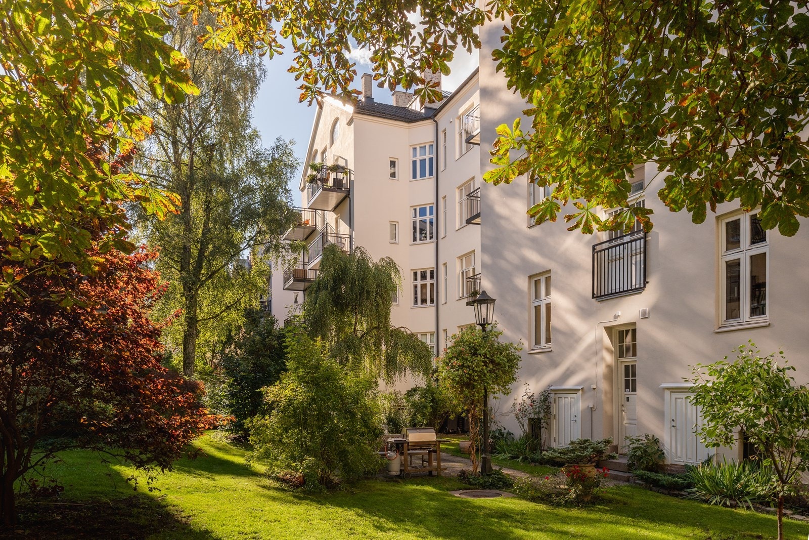 Eiendommen har et meget hyggelig og frodig gårdsrom vendt mot indre kvartal, opparbeidet med gressplen, trær, øvrig beplantning, sittegrupper, lekeplass og hellelagte gangarealer. Galleribilde