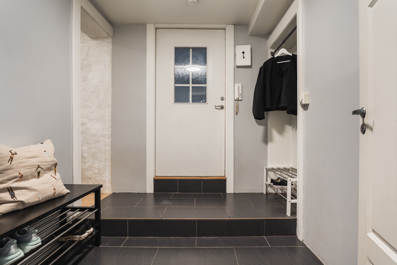 Boligen har egen inngang fra portrommet og fremstår som en gjennomgående og romslig 3-roms aksjeleilighet med god planløsning. Galleribilde