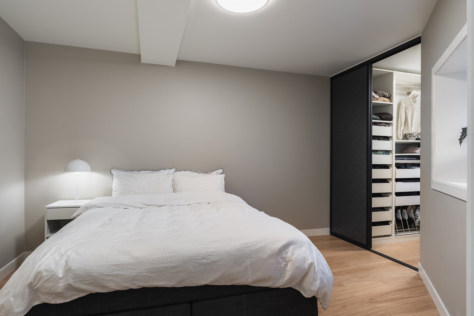Hovedsoverommet gir god plass til dobbeltseng med tilhørende møblement, og har en praktisk plassbygget skyvedørsgarderobe med eget omkledningsrom. Galleribilde