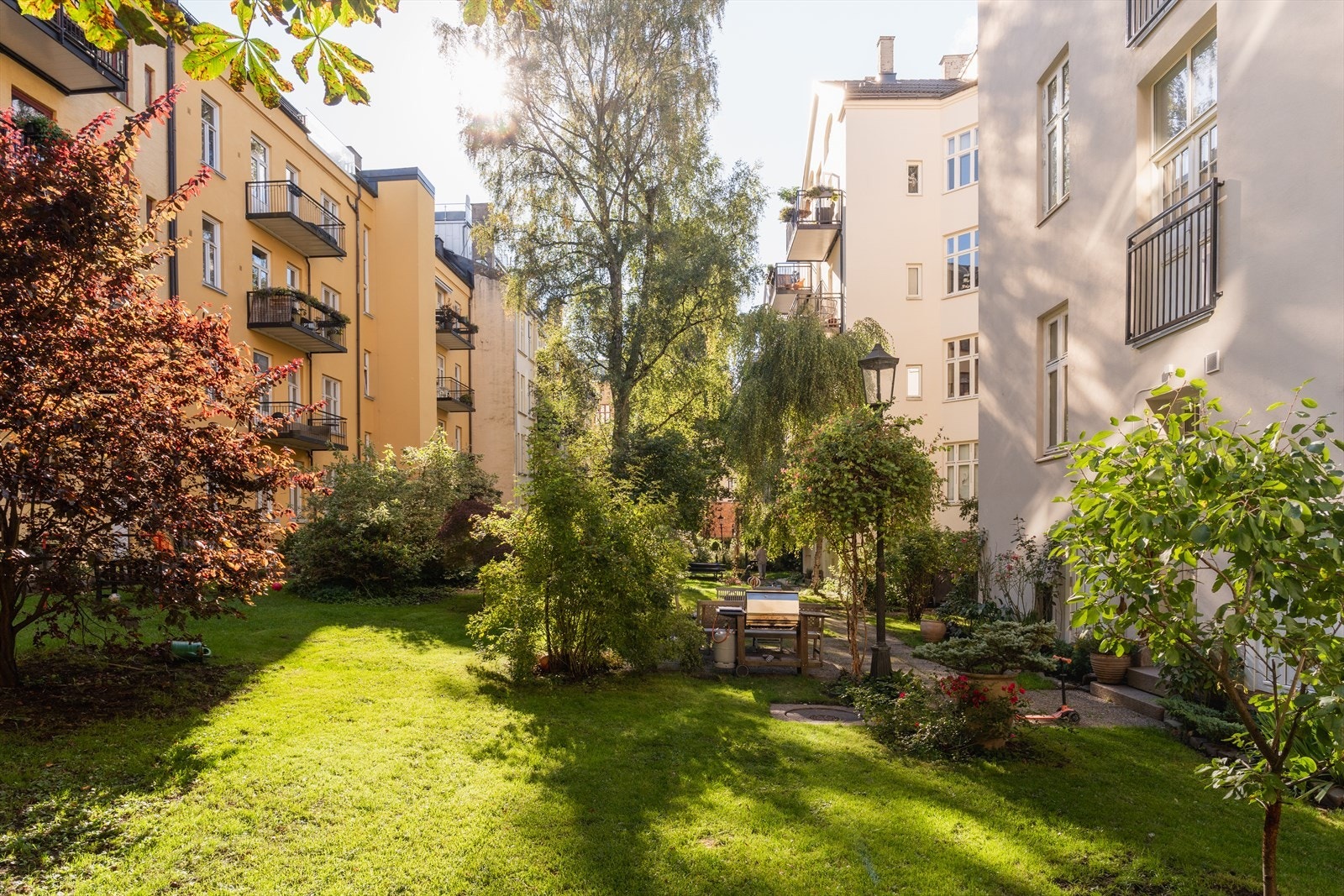 Gårdsrommet holdes i orden i samarbeid med nabogårdene og byr på gode solforhold. Galleribilde