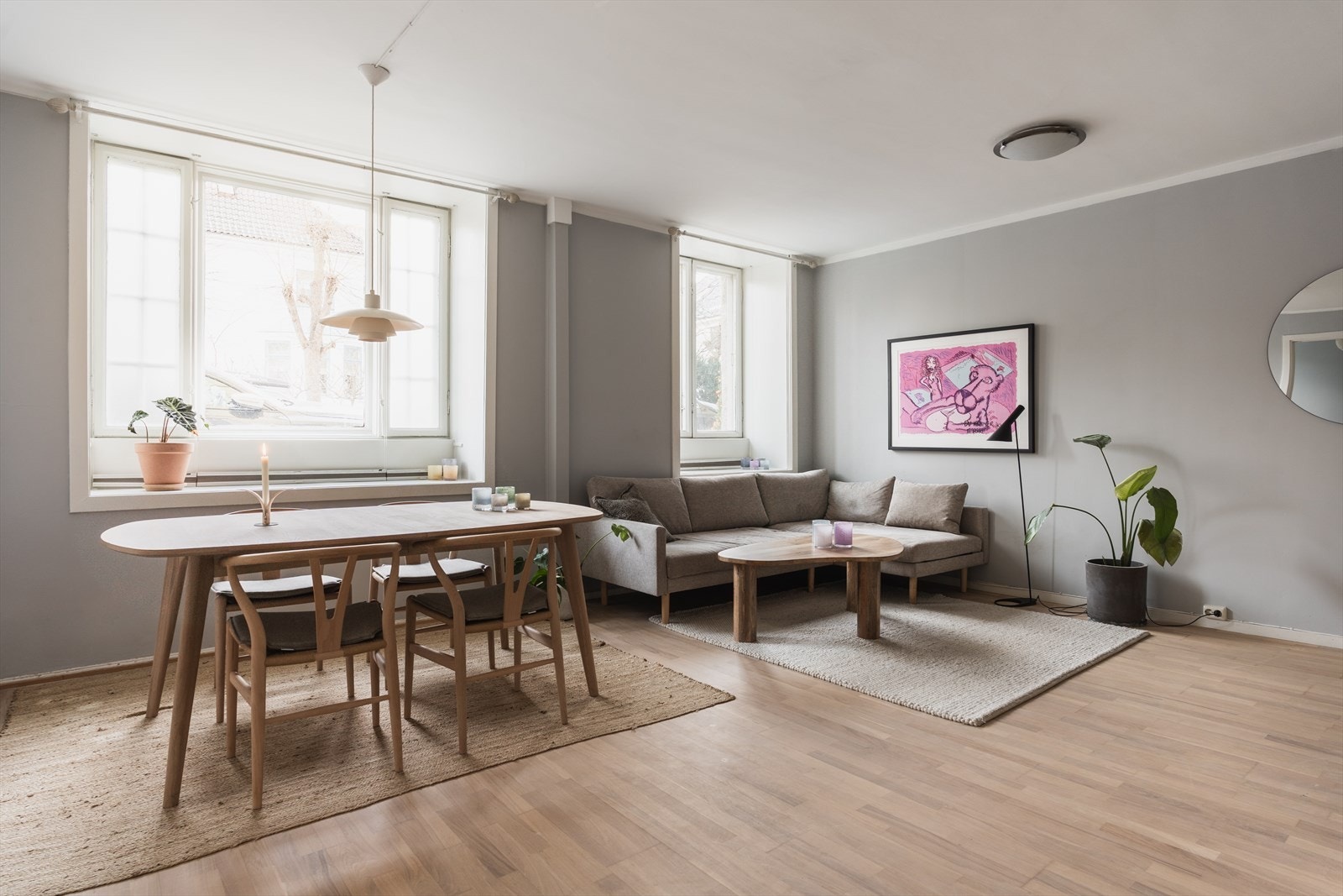 Vakker og innholdsrik 3-roms med god takhøyde og fin beliggenhet i klassisk gård. Hyggelig bakgård. Galleribilde