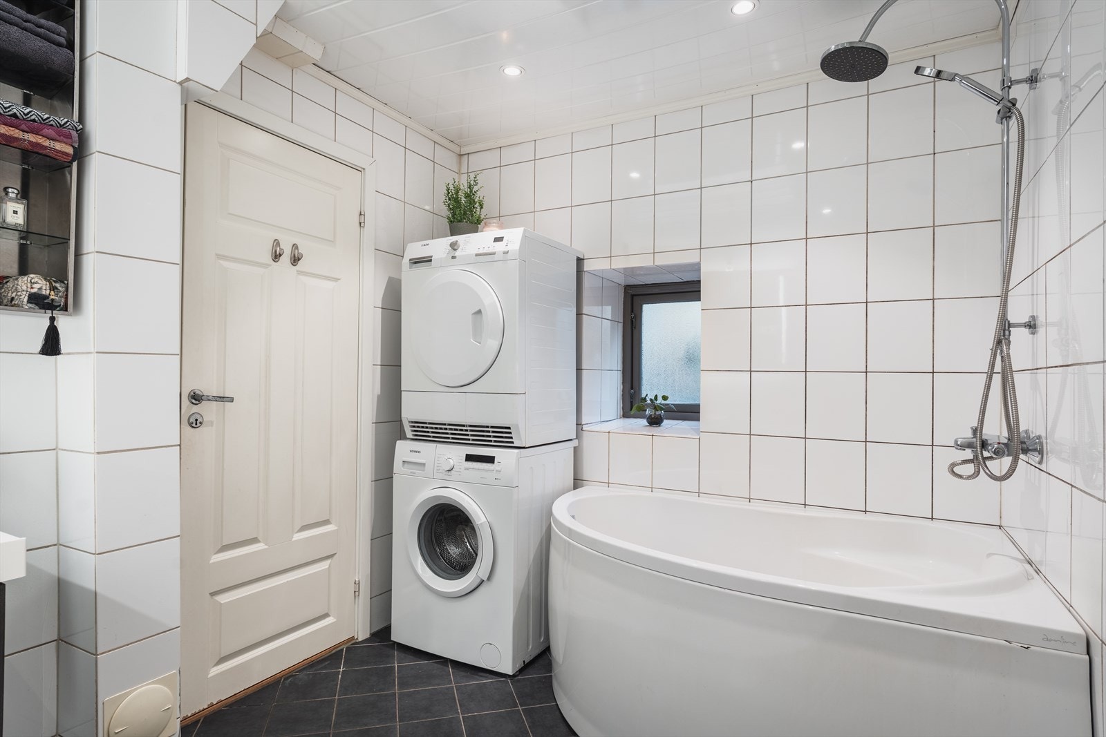 Baderommet fremstår som pent og flislagt, og er oppført rundt 2010 Galleribilde