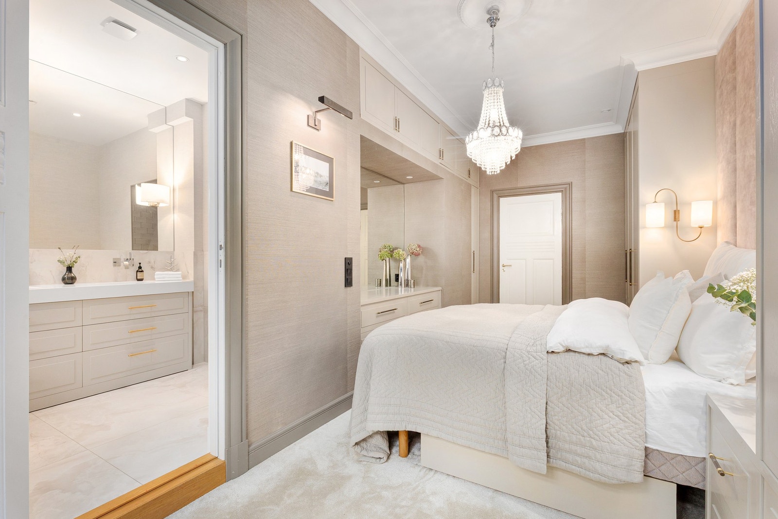 Badet er romslig utformet, og vil være et herlig bad å rusle inn til på morgenkvisten Galleribilde