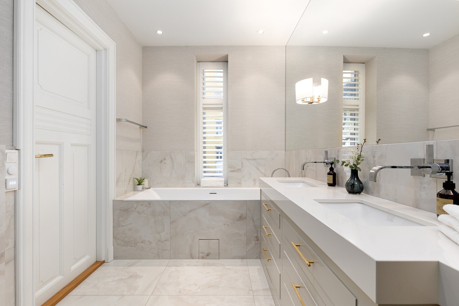 Leiligheten inkluderer to baderom - begge ble pusset opp i 2022 Galleribilde