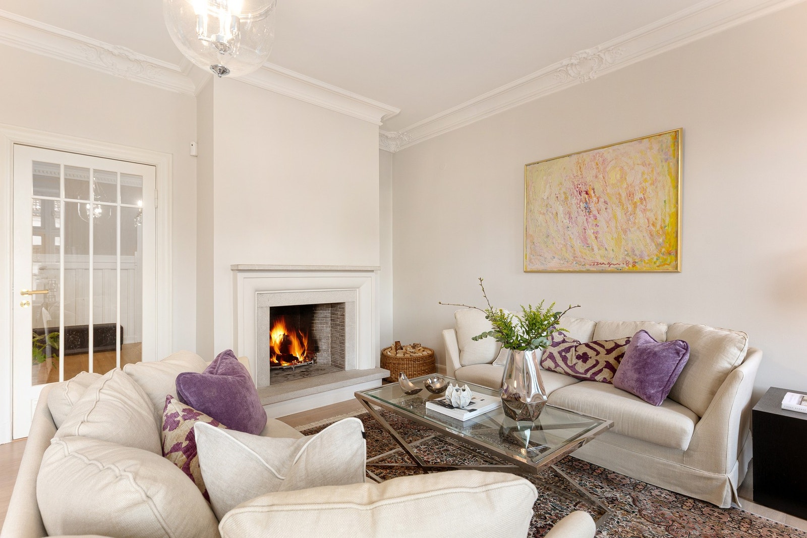 Stuen er stor og luftig med peis tegnet av arkitekt Jon Støre Galleribilde