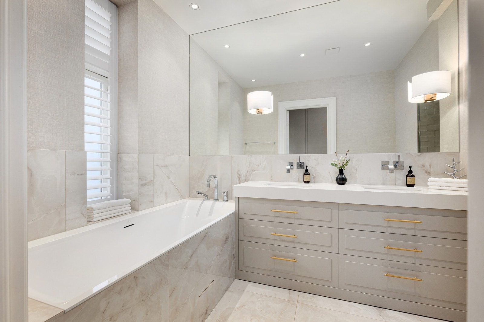 Snekkerbygd innredning med heldekkende benkeplate i Silestone med underlimte porselenservanter fra Villeroy & Boch. Skuffer i heltre eik Galleribilde