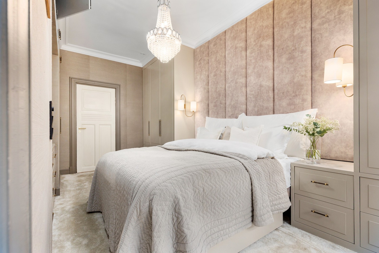 Dagens hovedsoverom er på hele 18 kvm, og har den ypperlige fordelen av direkte adkomst til et eget bad og rikelig med plassbygde garderobeskap Galleribilde