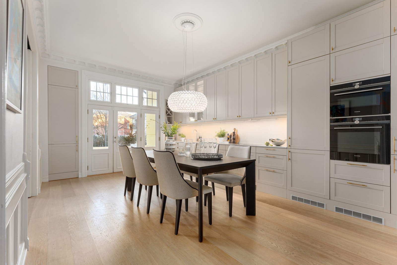 Rommet er romslig utformet med god plass til et langstrakt spisebord Galleribilde