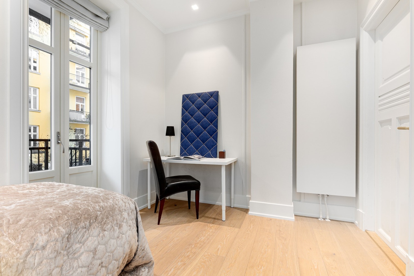 Balkongen med adkomst fra soverom 3 måler ca 5 kvm og er vendt inn mot den flotte grønne oasen av en bakgård Galleribilde