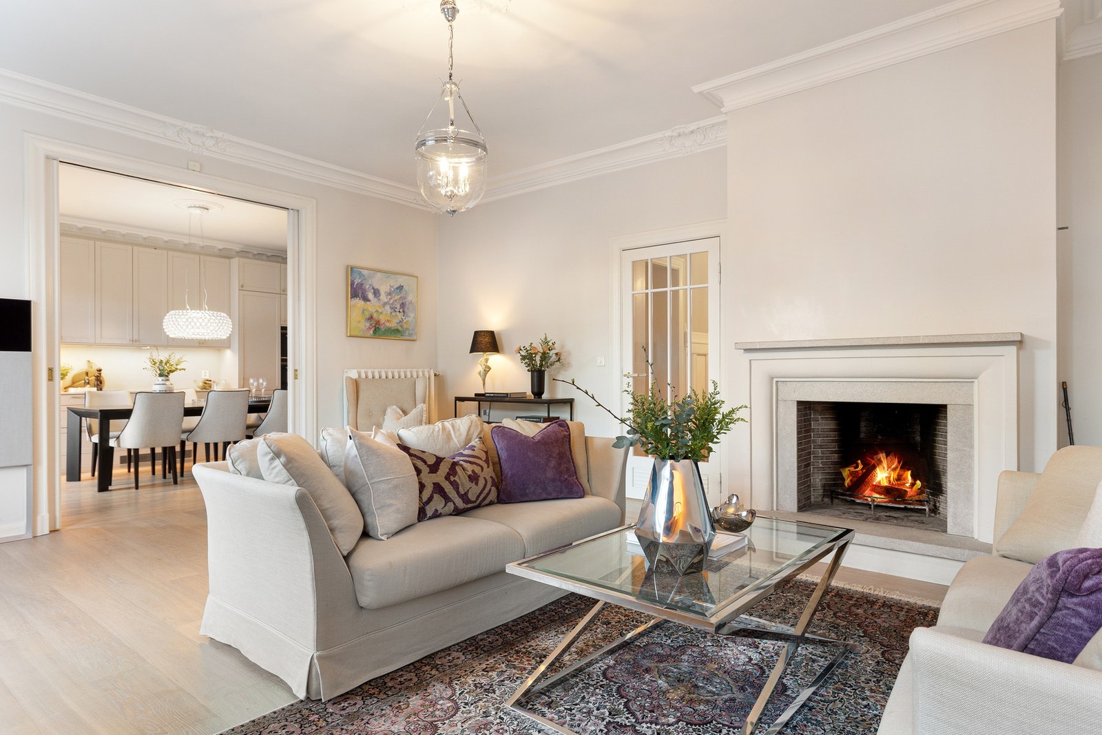 Leiligheten har gjennomgått en rekke oppgraderinger herunder etablering av to nye bad, nytt kjøkken, nytt vaskerom og plassbygde innredninger Galleribilde