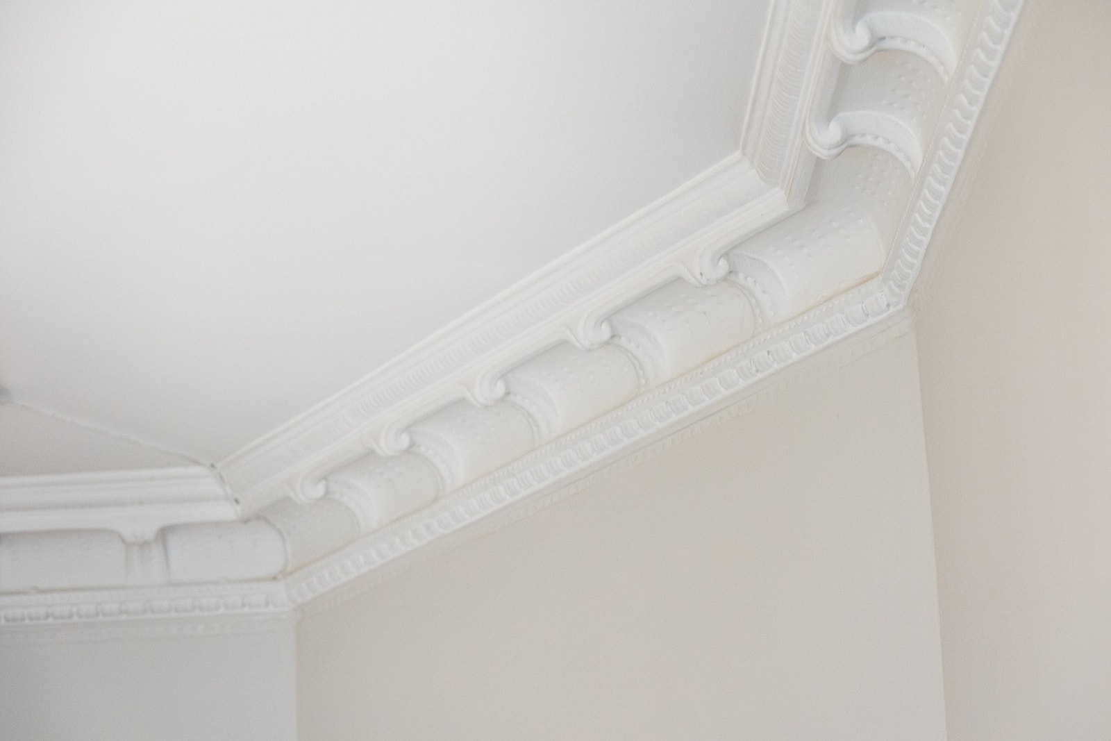 Originale detaljer som stukkatur og rosetter er bevart Galleribilde