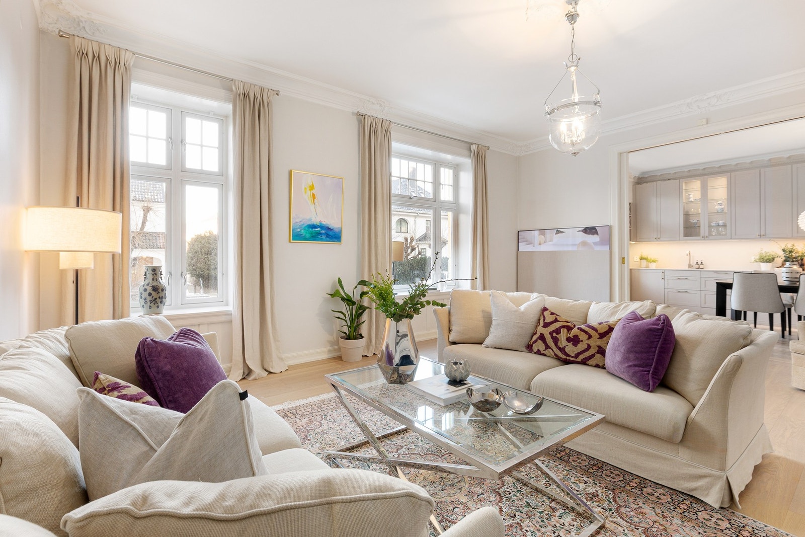 Leiligheten er nydelig innredet med lyse fargetoner og klassiske detaljer Galleribilde