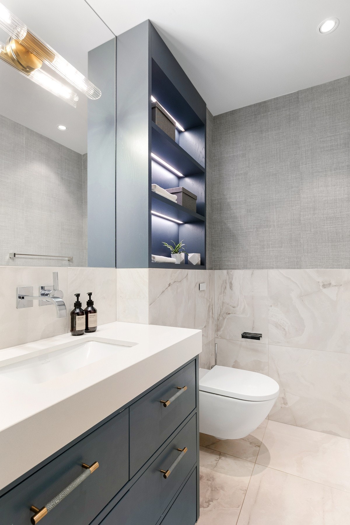 Her finner du gulvstående, snekkerbygd innredning med glatte skuffefronter, Silestone benkeplate og underlimt porselensservant fra Villeroy & Boch Galleribilde