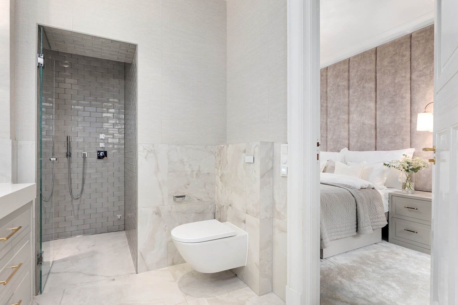 Hovedbadet har adkomst fra hovedsoverommet, mens bad 2 har adkomst fra gangen Galleribilde