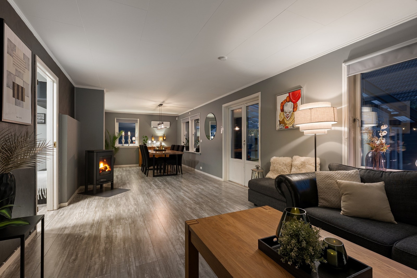 Den langstrakte stuen utgjør i dag nær halve etasjens areal. Her er det god plass til felles opphold og store sittegrupper. Galleribilde