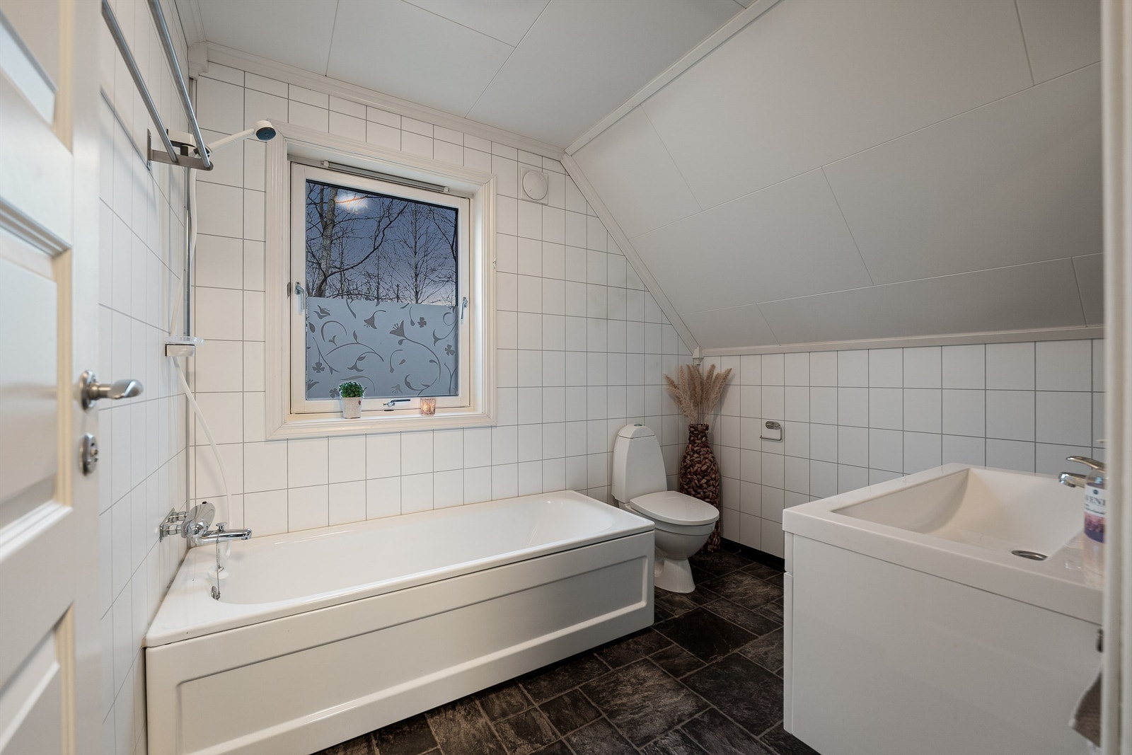 Badet i andre er som badet i første noe oppgradert i nyere tid. Enkelte forhold er gitt TG2, blant annet for tilnærmet flatt gulv. Badet er imidlertid funksjonelt. Galleribilde