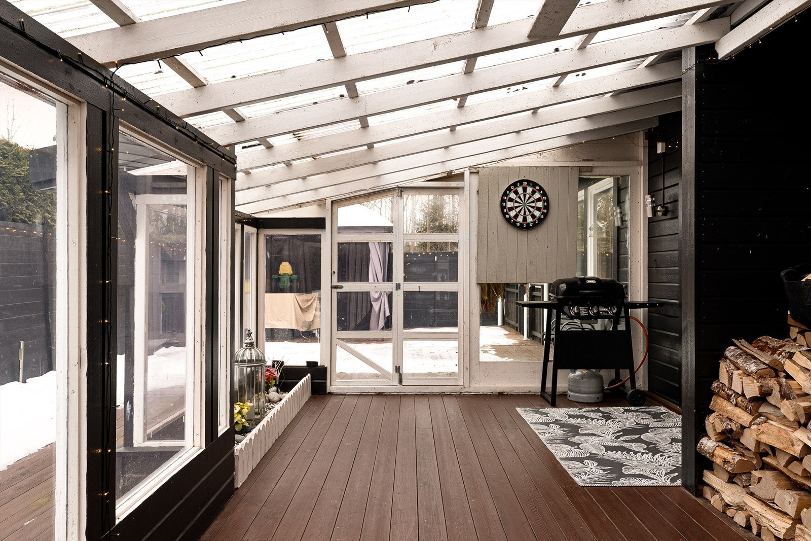 Vinterhagen er orientert mot vest og byr på muligheten til å sitte ute selv om været ikke er på sitt aller beste. Galleribilde