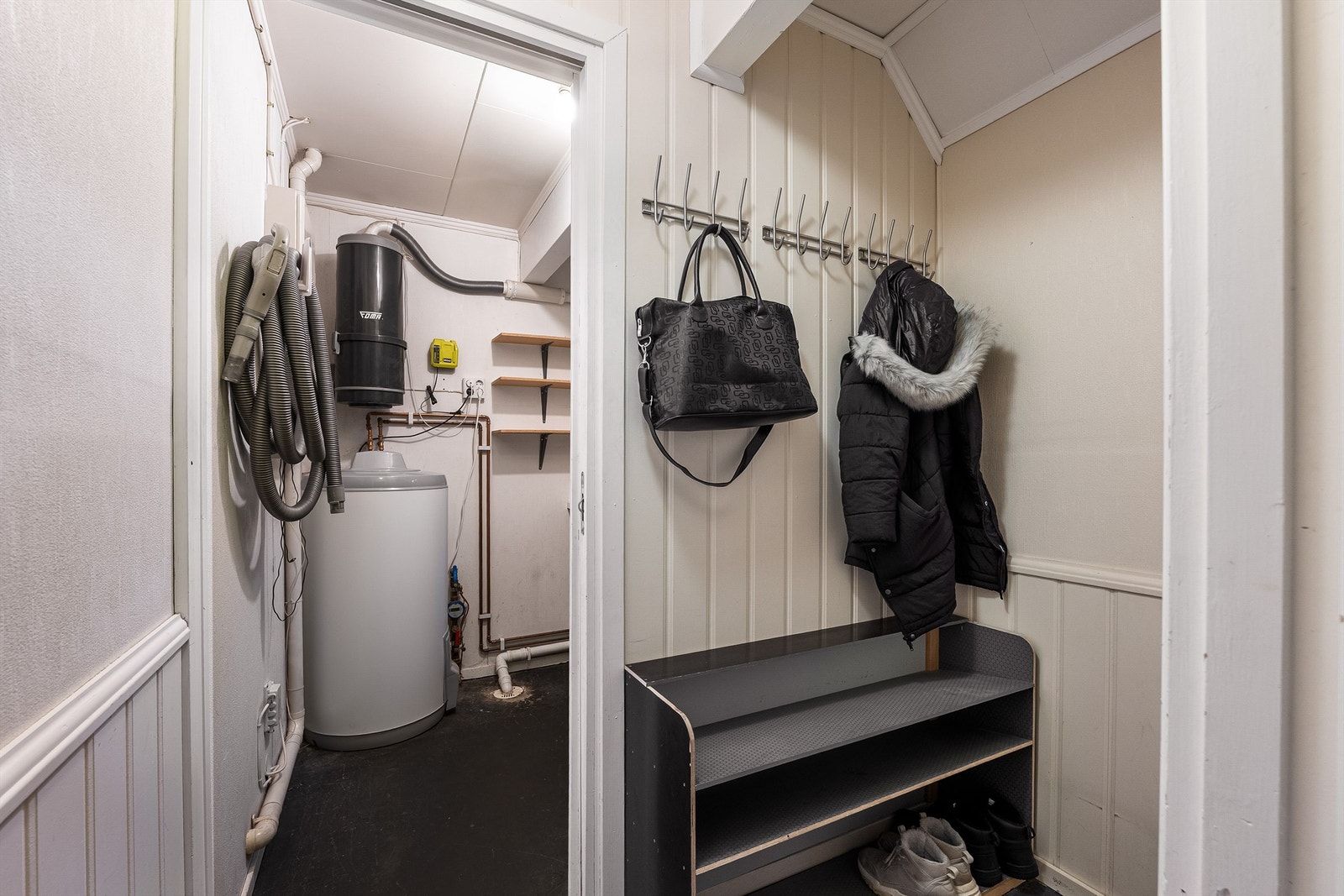 Boden ved entreen er tatt i bruk som vaskerom, men ikke å betrakte som våtrom. Varmtvannsberederen var ny i 2023. Galleribilde