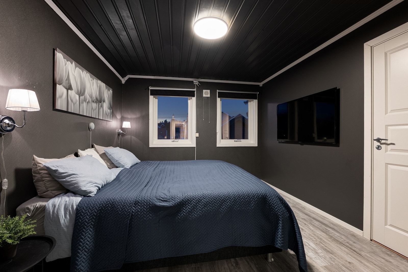 I hovedsoverommet er det nylig skilt ut walk-in closet med god himlingshøyde og klesstativ i hele lengden. Vinduene ble skiftet ut i 2022. Galleribilde