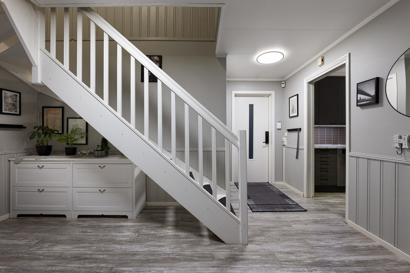 Kjøkkenet er tilgjengelig også rett fra entreen. Her kan handleposene enkelt bæres inn. Elektronisk kodelås på ytterdøren gjør nøkler overflødige. Galleribilde