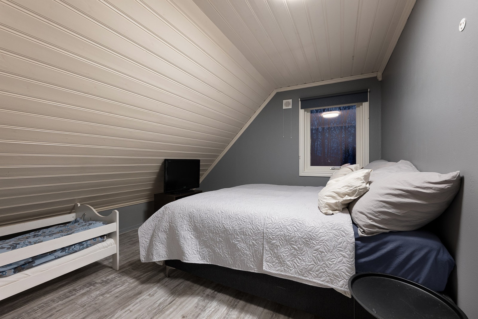 Soverommene gir barna god plass til lek og opphold i egne omgivelser. Dette har hele 11 kvm. gulvflate. Vinduet ble skiftet ut i 2022. Galleribilde