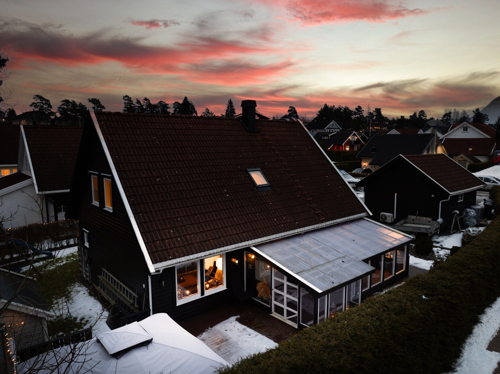 Eneboligen ble oppført i 1995 og er i løpet av de seneste årene påkostet i flere omganger. Fasademaling ble utført i 2022.
Fotograf; Kristoffer Kristiansen. Galleribilde