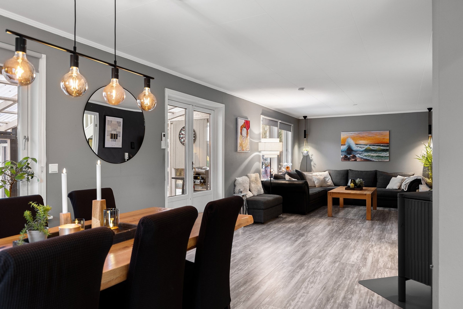 Stuen er i tidligere år utvidet på bekostning av et soverom det er fullt mulig å re-etablere. Galleribilde