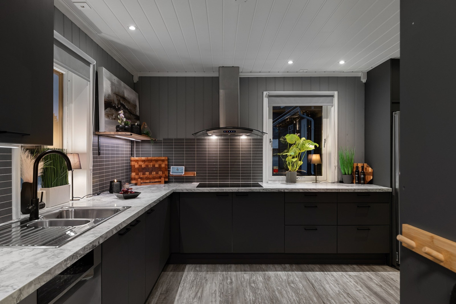 Kjøkkenet er meget praktisk med meterlange arbeidsflater og mange oppbevaringsmuligheter. Galleribilde