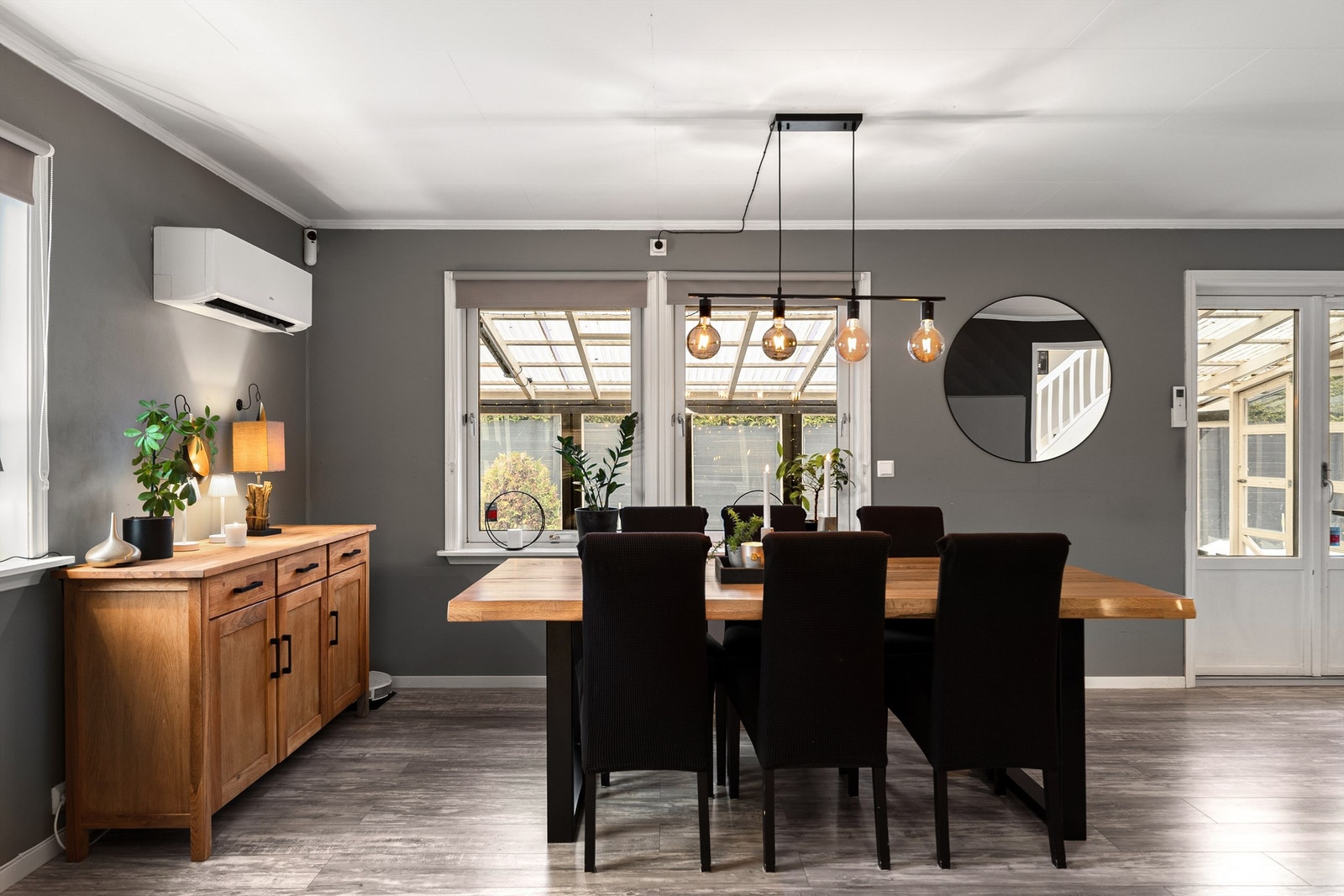 Luft-luft varmepumpe ble installert i stuen i 2022. Det er for øvrig elektrisk gulvvarme i hele første etasje utenom bod. Galleribilde