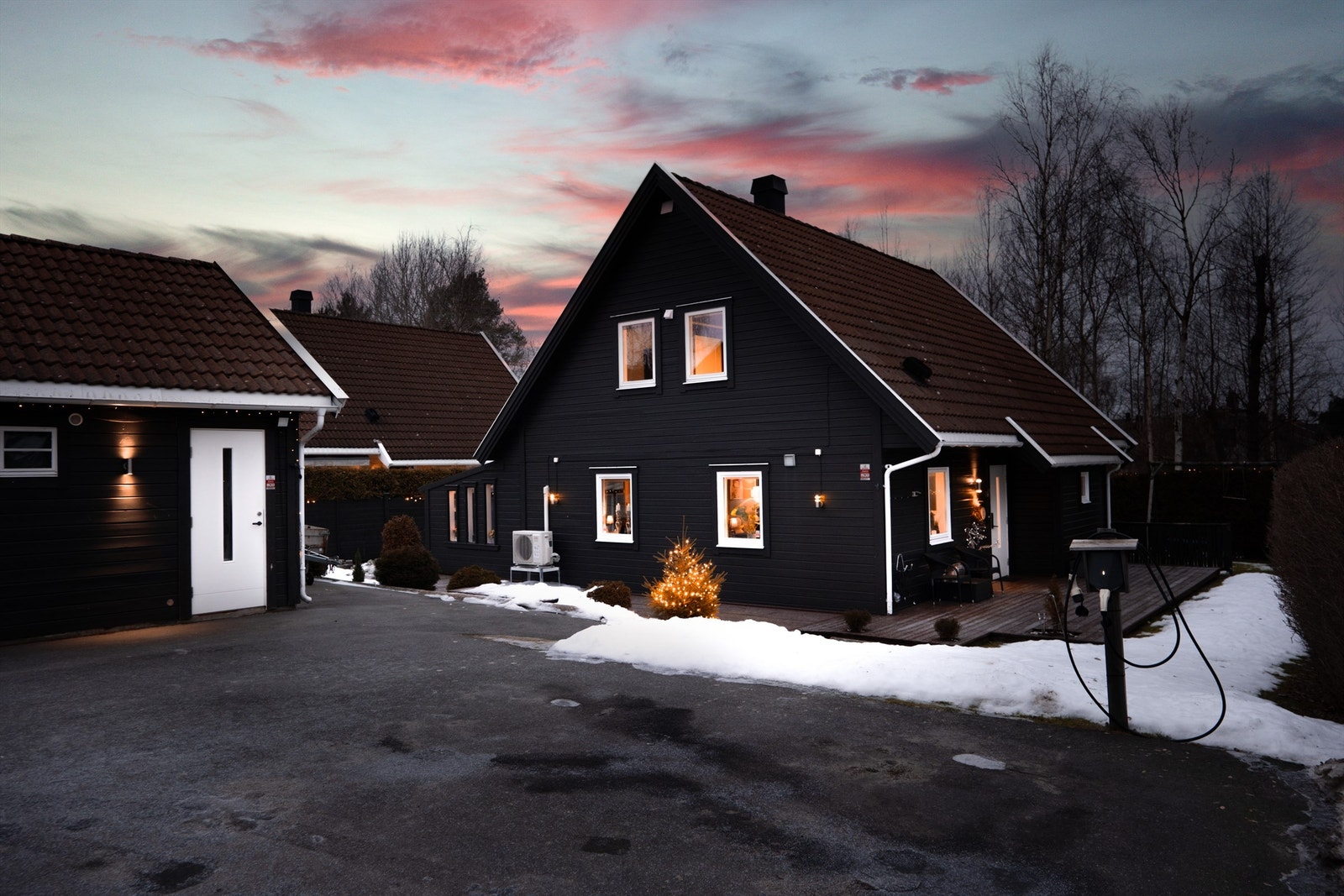 Platting rundt hele boligen gir tilgang til solen dagen gjennom. På inngangssiden er det sommerstid sol fra tidlig morgen. Galleribilde