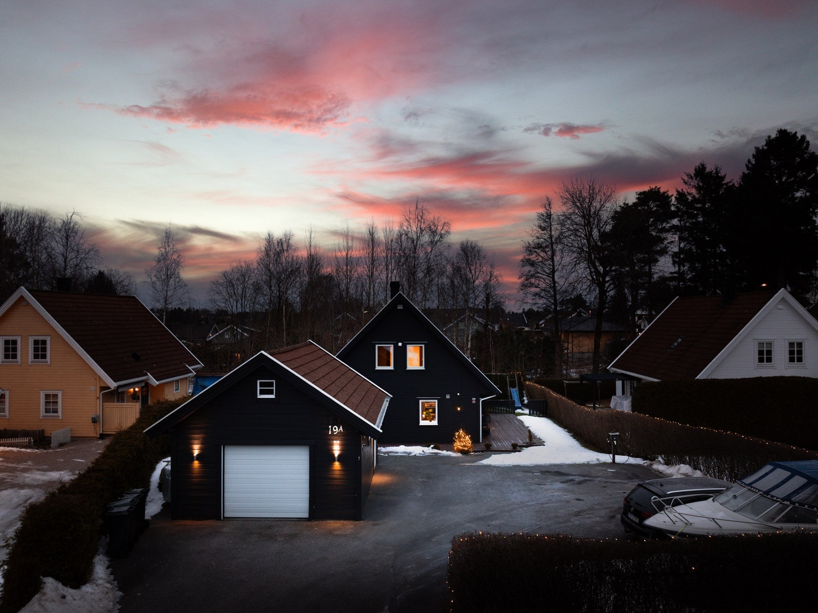 På den romslige gårdsplassen er det både oppstillingsmulighet for flere biler og opplagsplass for båt. Asfaltdekke ble lagt i 2022, lader montert samme år. Galleribilde