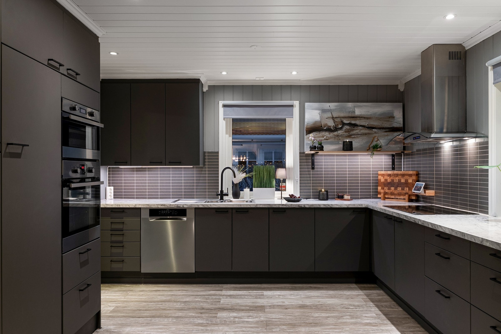 Alle hvitevarer på kjøkkenet medfølger. De fleste er innbygget, stekeovnen i hendig arbeidshøyde. Galleribilde