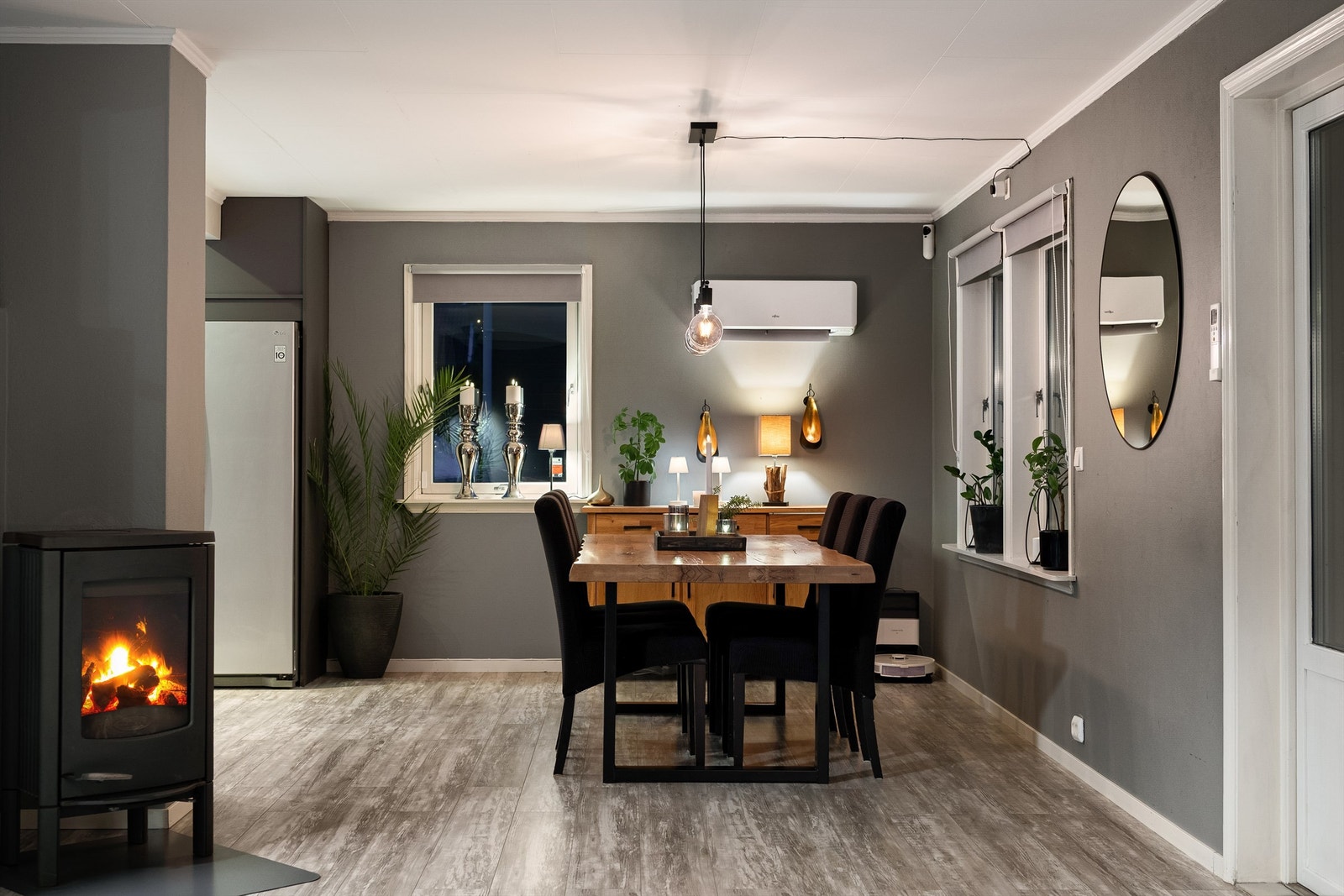 Vedovnen som står sentralt i stuen er et like stemningsfremmende som varmende følge til både spisebordet og sofakroken. Galleribilde