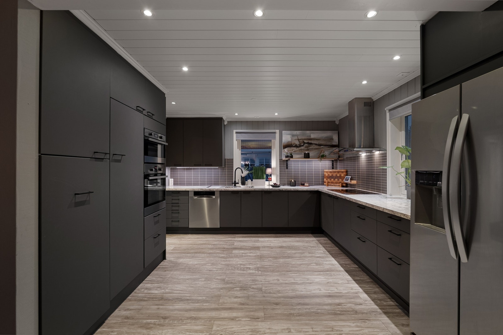 Kjøkkenets omfangsrike innredning er nyere enn boligen og i senere år oppgradert med blant annet nye fronter og benkeplater. Galleribilde