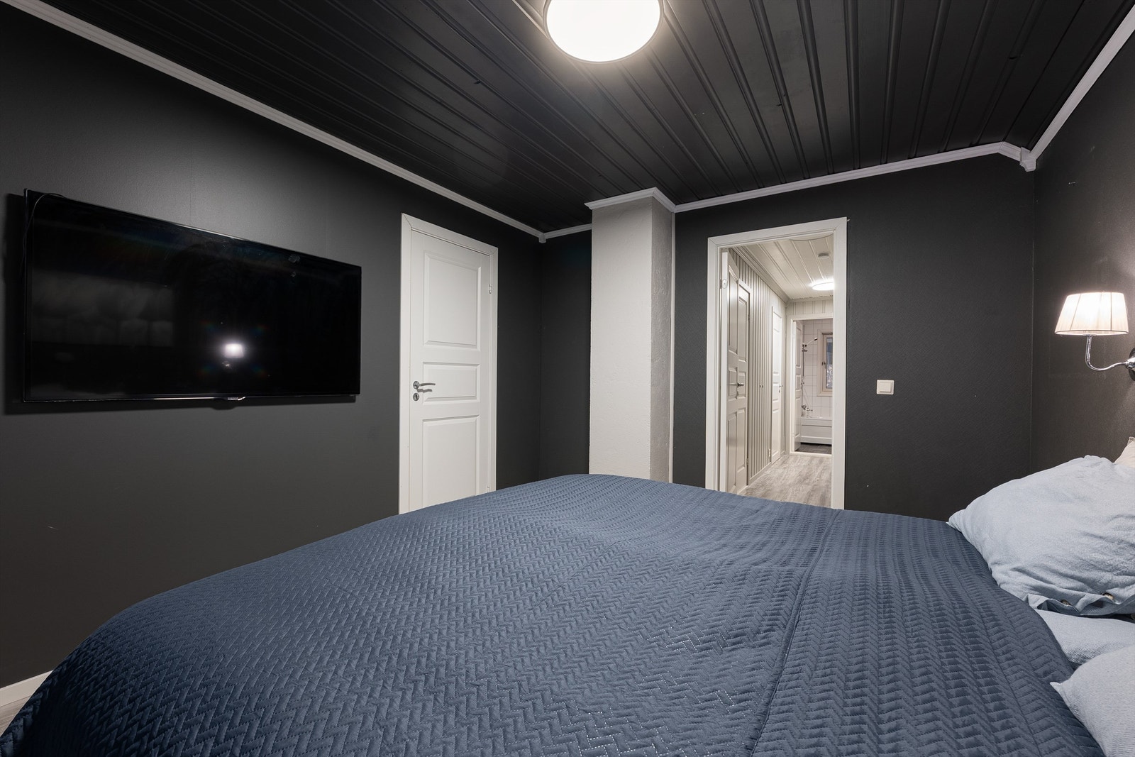 Tre soverom gir familien mulighet til å sove samlet på én flate i andre etasje, noe som er spesielt praktisk mens barna er små. Galleribilde