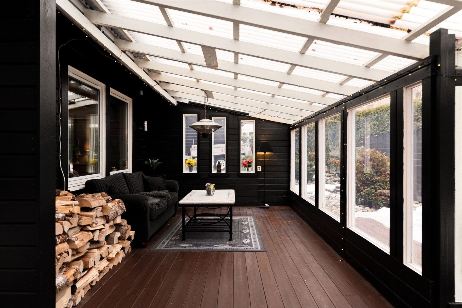 Nye terrasser ble anlagt på tre sider av boligen rundt 2014. Den romslige vinterhagen ble oppført i 2015, uten søknad/godkjenning. Galleribilde