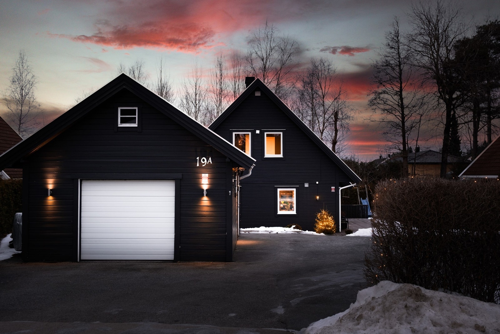 Garasjen ble oppført i 2003, er isolert og varmes opp med luft-luft varmepumpe. Ny utebelysning og port med automatikk er montert i senere år. Galleribilde