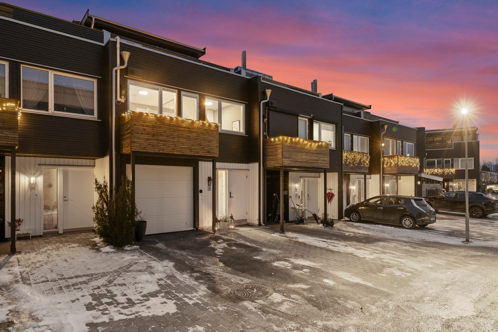 Moderne bolig fra 2012 med praktisk carport og elbil-lader ved inngangsparti. Galleribilde